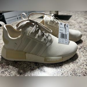 Brand new, Tags on women’s NMD-R1